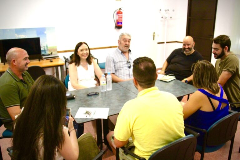 Participación Ciudadana: La Alcaldesa de Alcázar de San Juan Consulta a la Comunidad de Alameda de Cervera para Definir Proyecto de Inversión Local