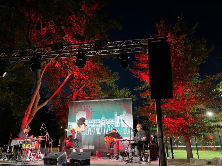 “‘La Empoderá’ Fascina a Multitud en Alameda de Cervera con un Espectáculo de Copla y Flamenco Cautivador”