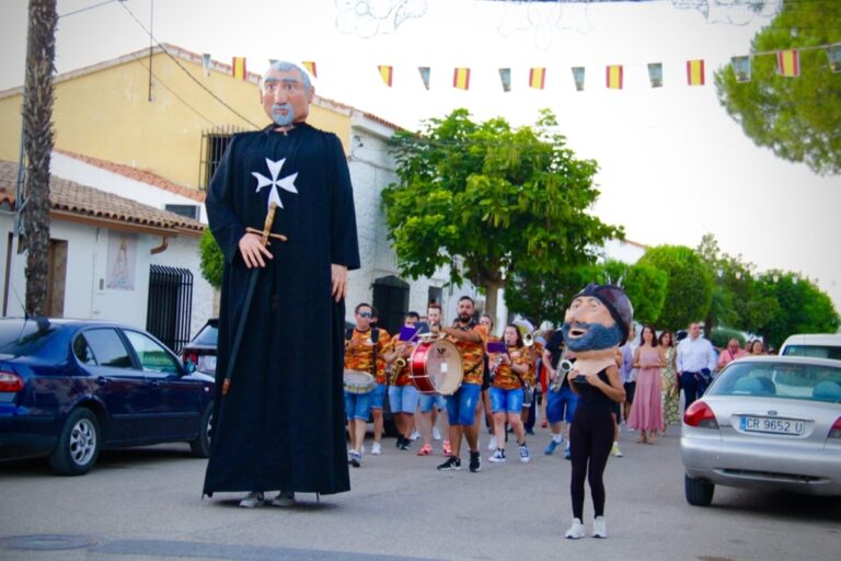Cinco Casas se Une en una Fiesta de Hermandad y Devoción en Honor a la Virgen de las Nieves