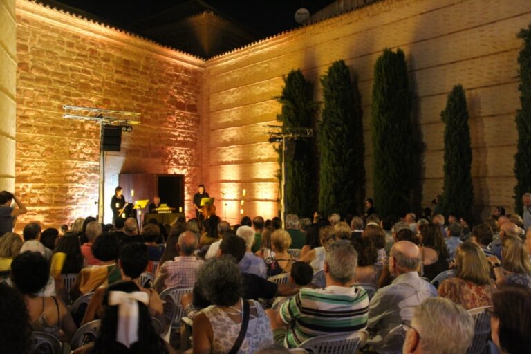 Deslumbrante Velada: ‘Minimal Música’ Eclipsa a los Alcazareños con una Mágica Noche de Música de Cine bajo la Luz de las Velas