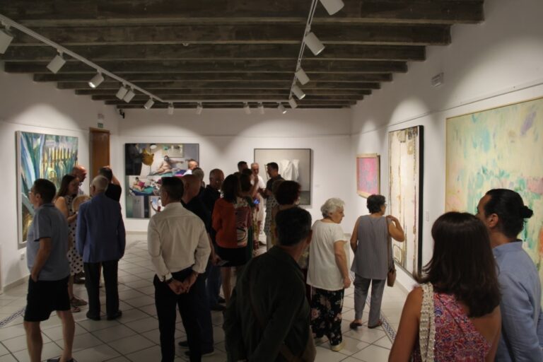 Despliegue Artístico en Alcázar: Comienza la Exposición del XXVIII Certamen Internacional de Pintura con 35 Piezas Destacadas