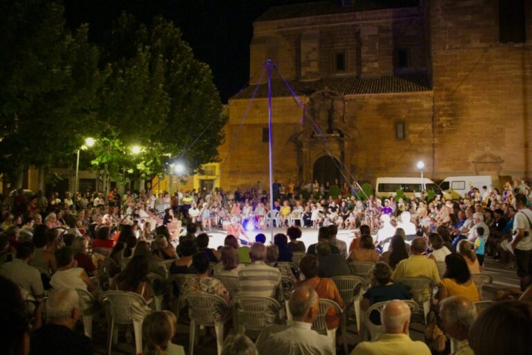 Noche de Poesía y Circo ‘Playground’ Encienden el Verano de los Vecinos con Espectáculos y Emoción