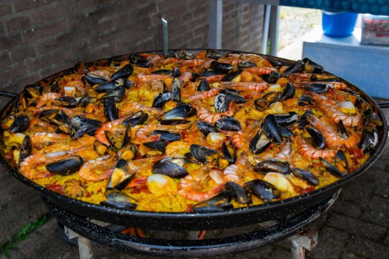 Disfruta de una Deliciosa Paella Valenciana en un Domingo Especial