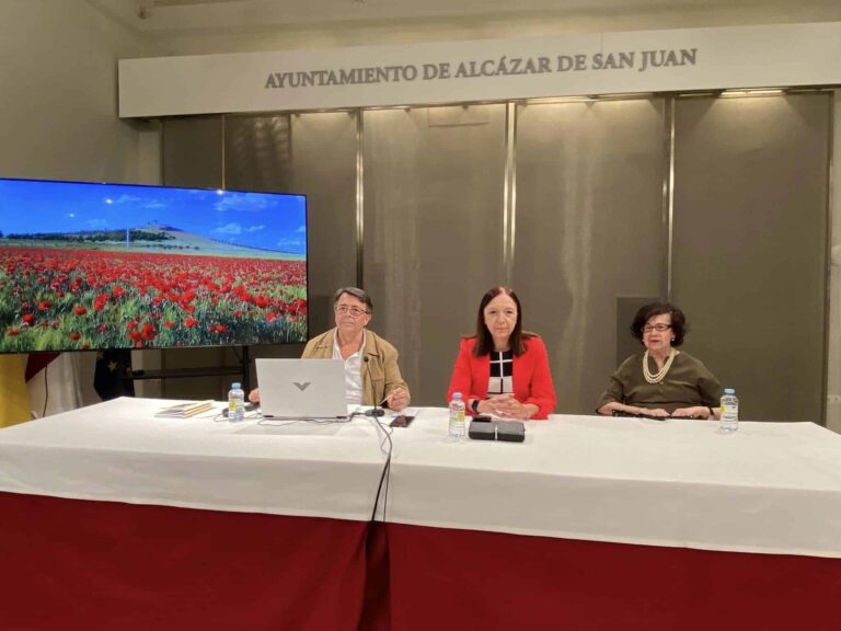 Alcázar de San Juan Rinde Homenaje a Mary Monreal con la Presentación de la Tesela ‘Memorias de un Alma Alcazareña’