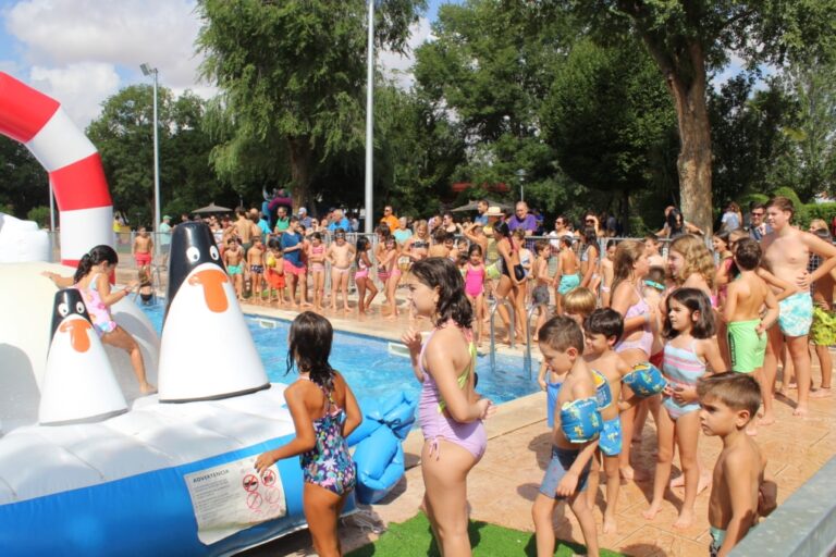El Día del Agua culmina la temporada de la Piscina Municipal con la participación de 400 niños en divertidas actividades acuáticas e hinchables