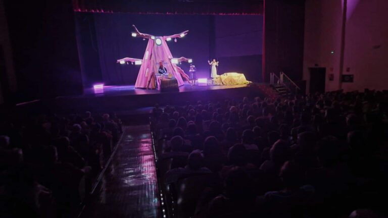 El Espectáculo ‘Alicia en el Destino de las Maravillas’ Llenó el Teatro Emilio Gavira, Exaltando la Belleza de La Mancha