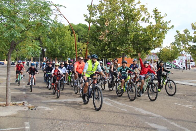 Estudiantes de 1º de ESO en Alcázar de San Juan Celebran la Semana Europea de la Movilidad con una Entusiasta Ruta en Bicicleta