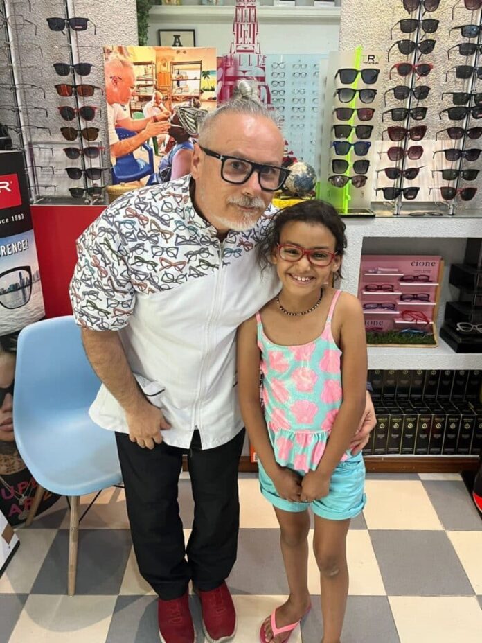 La Ruta de la Luz ha entregado ya más de 2.000 gafas y revisado a más de 4.000 niños de Vacaciones en Paz