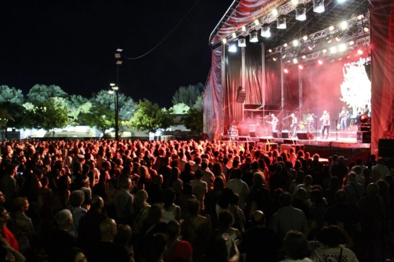 Multitudinario Concierto Benéfico en la Plaza Joven: Alcázar de San Juan Reúne a Casi 5.000 Personas en las Fiestas 2024
