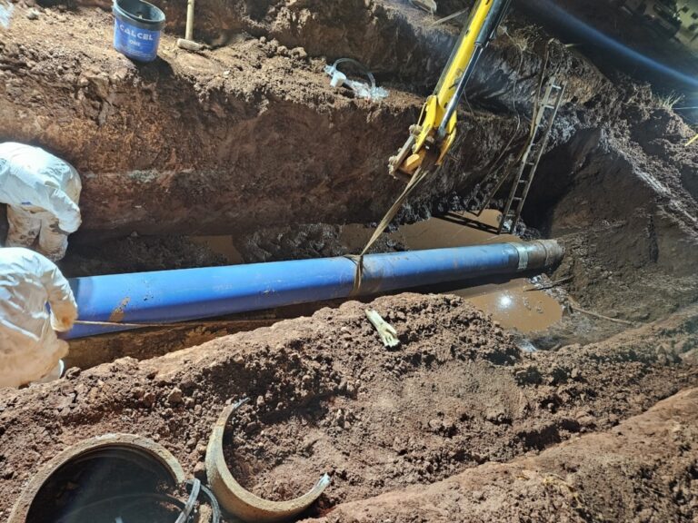 Aguas de Alcázar soluciona eficazmente la rotura en la tubería principal de abastecimiento