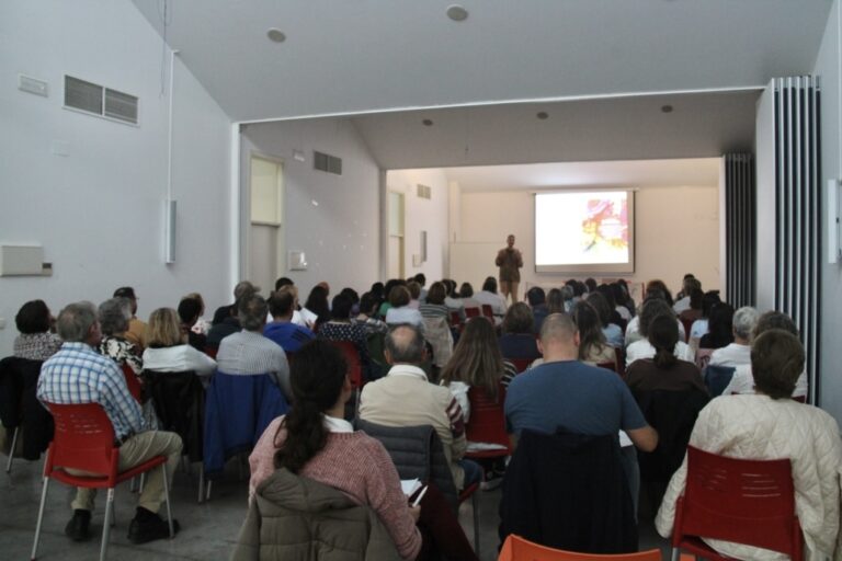 Cien Personas Disfrutan del Taller de Mindfulness de Omar Pérez en el Centro Cívico de Alcázar