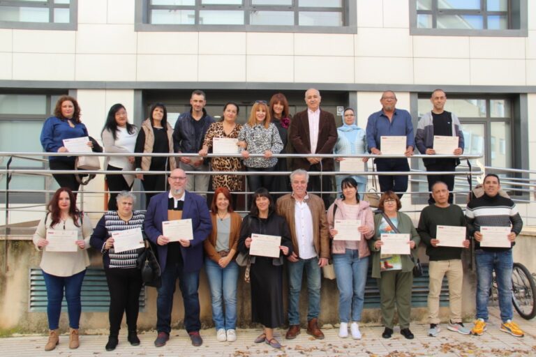 Dieciséis Graduados Celebran la Finalización de los Talleres de Empleo ‘Recual’ en el Centro Devis de Alcázar de San Juan