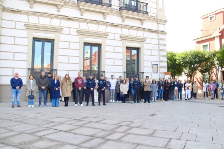 El Ayuntamiento de Alcázar de San Juan rinde homenaje a las víctimas del temporal con un minuto de silencio