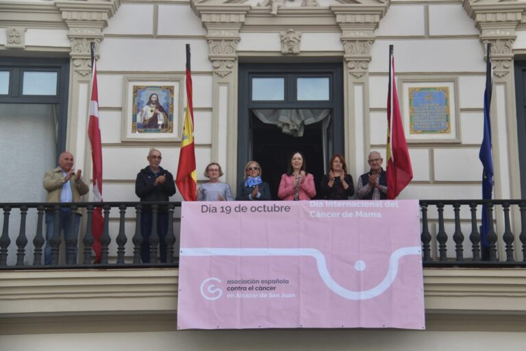 El Ayuntamiento de Alcázar se une a la lucha contra el cáncer de mama con una pancarta simbólica en su balcón