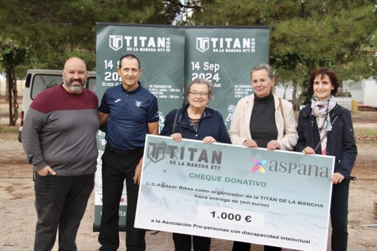 El CD Alcázar Bikes dona 1.000 euros a ASPANA con los fondos recaudados en la Titán de La Mancha