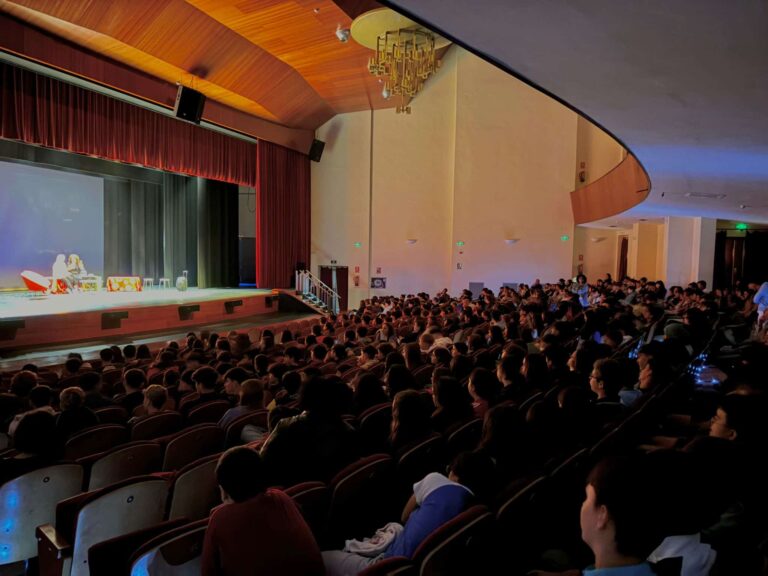 La OMIC de Alcázar sensibiliza a más de 500 estudiantes con obra teatral sobre el impacto publicitario