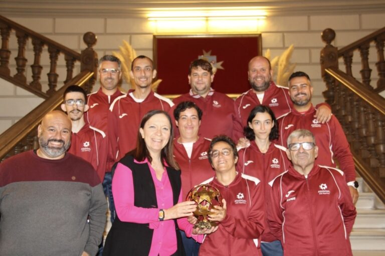 La alcaldesa de Alcázar de San Juan honra al CD Asodisal tras conquistar el Campeonato de España de Fútbol 7 Inclusivo.