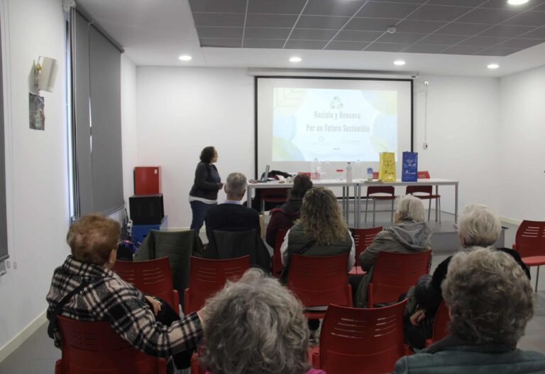 Comsermancha y Ecoembes Impulsan el Reciclaje con Charla Informativa en Alcázar