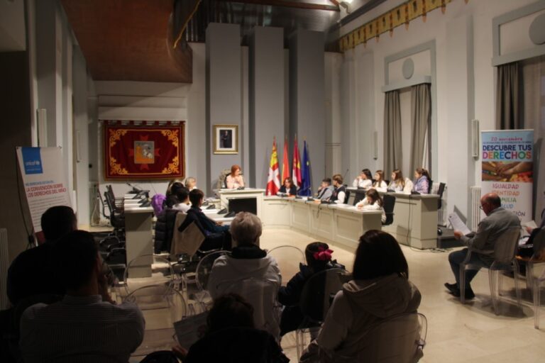 El Ayuntamiento de Alcázar celebra el Mes de los Derechos de la Infancia con un pleno especial del Consejo de Niños y Adolescentes