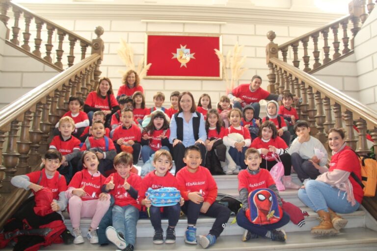 Estudiantes de 2º de Primaria del CEIP Gloria Fuertes se Reúnen con la Alcaldesa en el Ayuntamiento