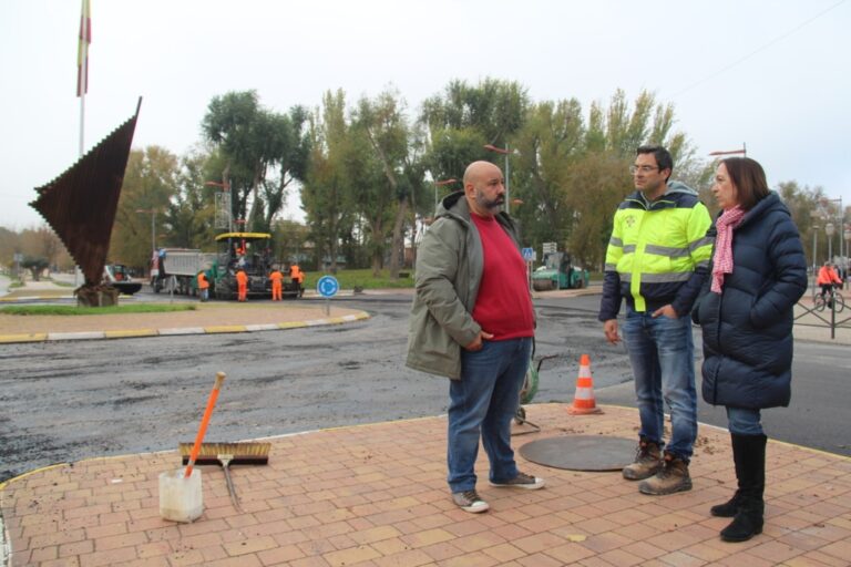 La Alcaldesa Rosa Melchor Supervisa el Progreso de las Obras de Asfaltado en la Avenida de la Constitución