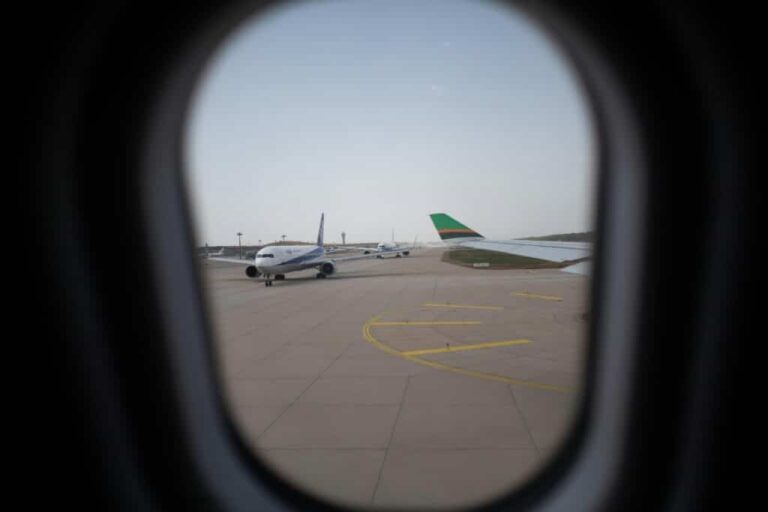 Según una nueva encuesta de AirHelp, estas son las cosas más frustrantes a la hora de viajar en avión