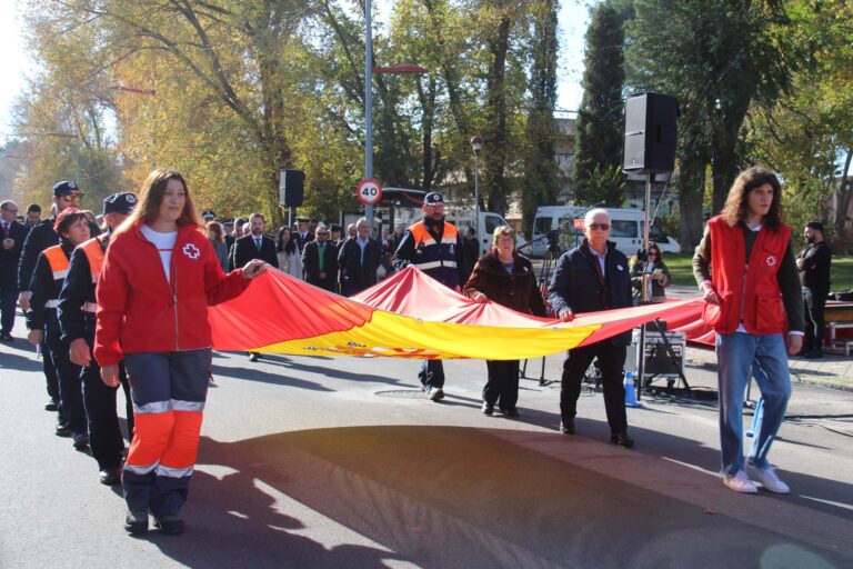 Alcázar de San Juan honra el Día de la Constitución destacando el trabajo de Protección Civil, Cruz Roja y Cáritas