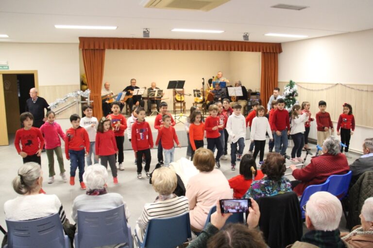 Encuentro Intergeneracional: Alumnos del CEIP Alces Cantan Villancicos con la Rondalla en el Centro de Mayores de Alcázar de San Juan