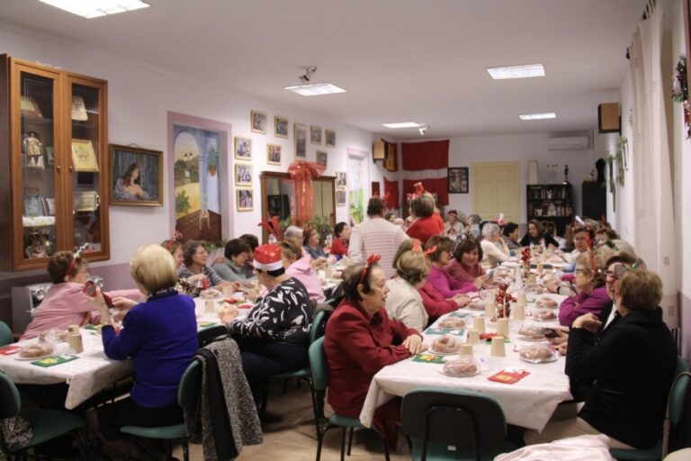 La Asociación de Amas de Casa organiza una merienda solidaria en apoyo a Cáritas