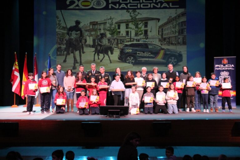 La Policía Nacional de Alcázar de San Juan Otorga los Premios del VI Concurso de Dibujo Navideño