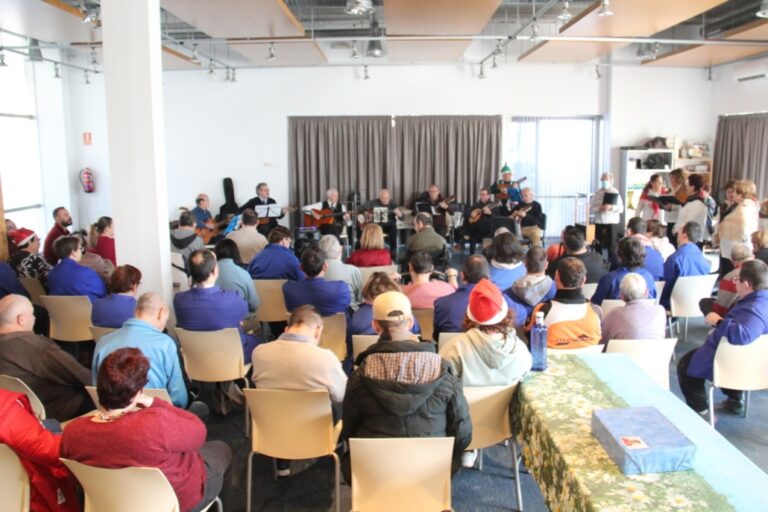La Rondalla y el Grupo de Baile del Centro de Mayores Llevan el Espíritu Navideño al Centro Frida Kahlo de Alcázar de San Juan