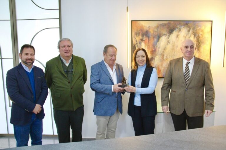 Rosa Melchor otorga a Salvador Patón el prestigioso Premio de Artes Plásticas ‘Cobo Serrano Abogados’