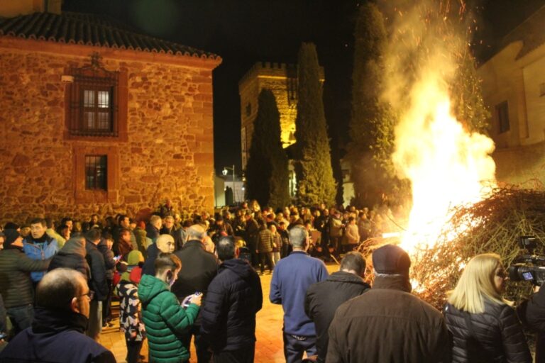 Finalizan en Alcázar las festividades de San Antón con un fin de semana de humo y tradición