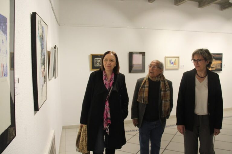 José Corredor visita la exposición en el Museo Municipal dedicada a su donación al Ayuntamiento de Alcázar