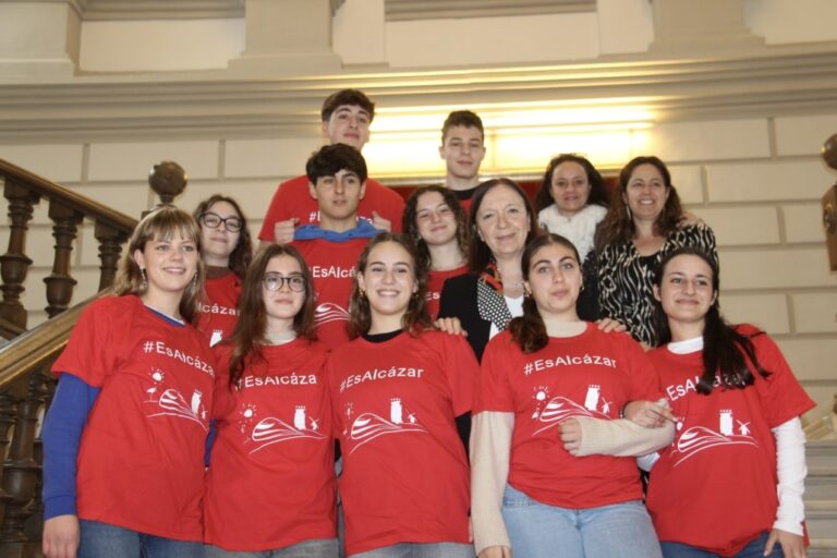 La Alcaldesa Rosa Melchor Recibe a Estudiantes de Intercambio en el Salón de Plenos del Ayuntamiento