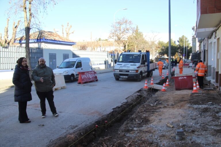 La alcaldesa Rosa Melchor evalúa el progreso de las obras de accesibilidad en la Avenida Quero.