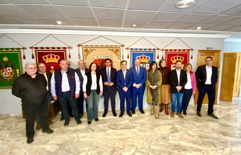Alcázar de San Juan impulsa el futuro de los vinos de la DO La Mancha con un encuentro clave entre autoridades y productores