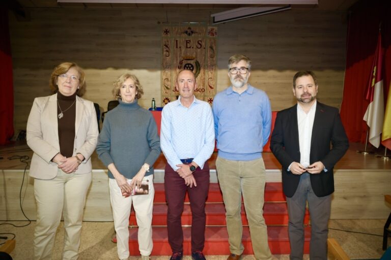 El IES Juan Bosco de Alcázar de San Juan Recibe a Ana Iribar en una Charla del Programa ‘Testimonios de Víctimas del Terrorismo en las Aulas’