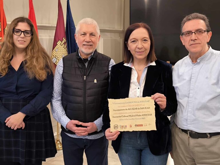 La Alcaldesa de Alcázar de San Juan Acoge a la Asociación Cultural Wadi al-Kabir en el Ayuntamiento