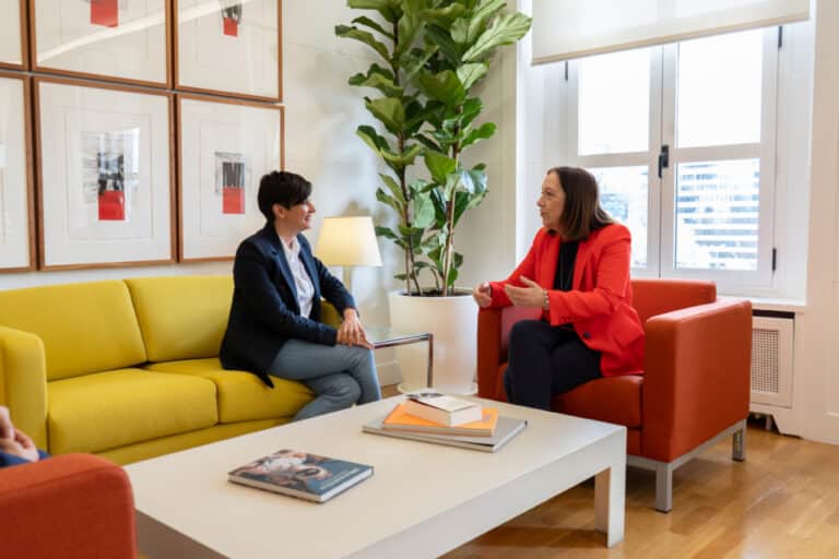 Alcaldesa Rosa Melchor y Ministra Isabel Rodríguez abordan desafíos de vivienda en ciudades como Alcázar