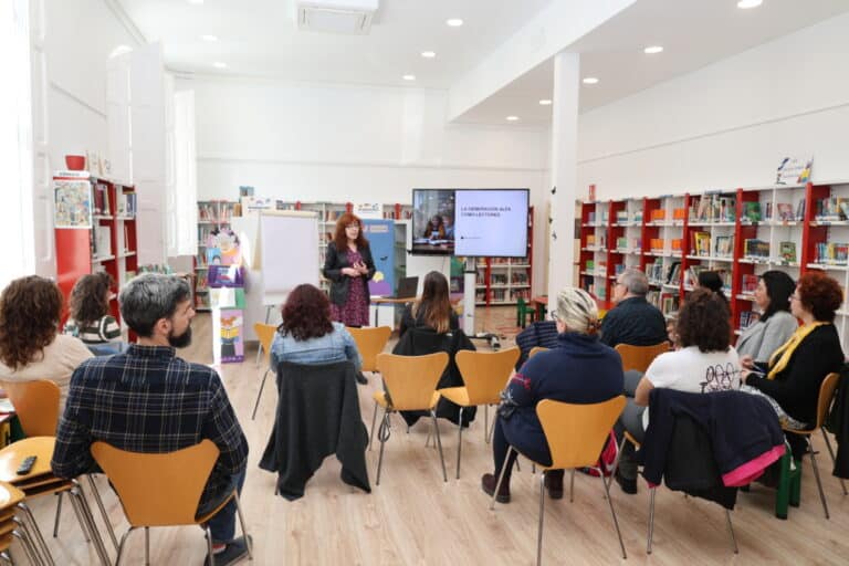 Creatividad Literaria: Ana Alonso Dirige Taller en Biblioteca Municipal de Alcázar