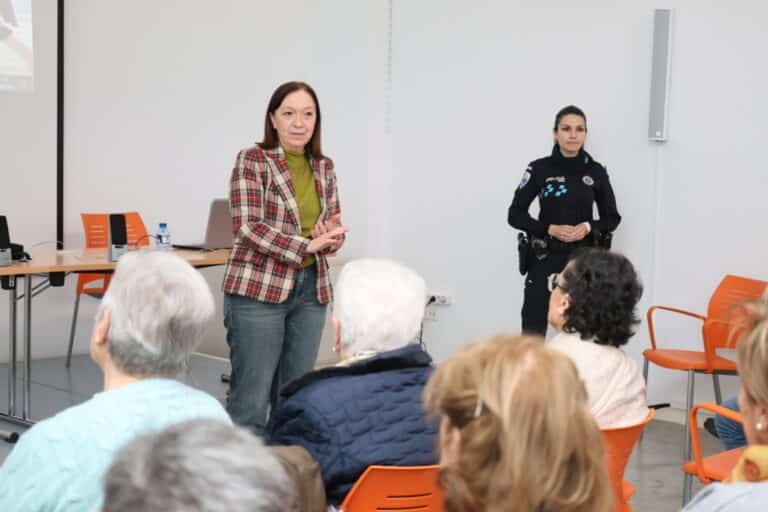 El Ayuntamiento de Alcázar de San Juan refuerza la seguridad de los mayores con charlas de educación vial en el Centro Cívico