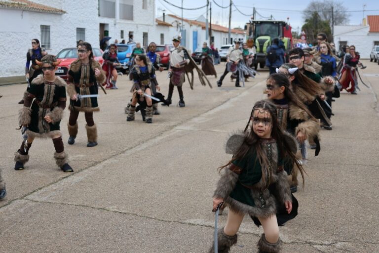 El Carnaval de Cinco Casas desafía el clima y llena las calles de música, alegría y color