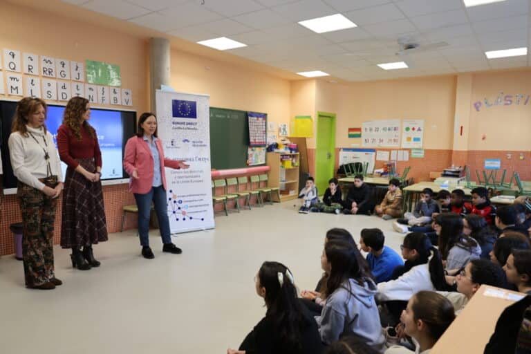 Las Directoras Generales de Asuntos Europeos e Innovación Educativa Escogen el CEIP Alces de Alcázar para Lanzar el Concurso ‘El Futuro de la UE en tus Manos’