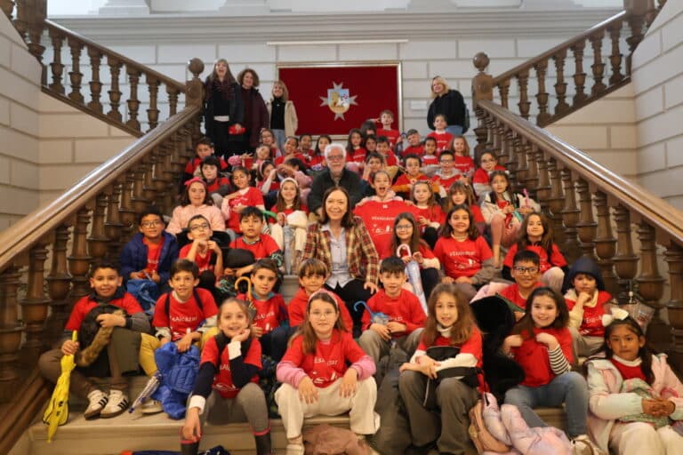 47 Estudiantes del CEIP Santa Clara Descubren el Ayuntamiento de Alcázar de San Juan en una Visita Educativa