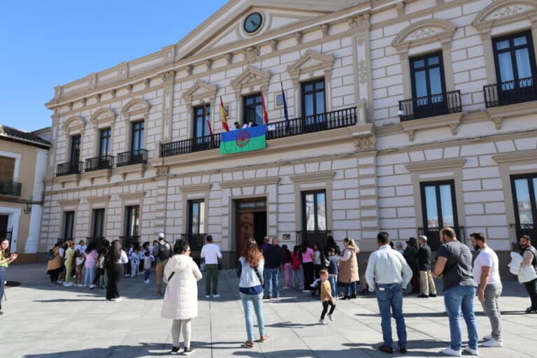 El Ayuntamiento de Alcázar Exhibe la Bandera Gitana en su Balcón para Celebrar el Día Internacional del Pueblo Gitano