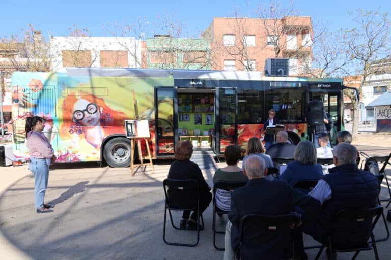 El Bus Cultural Celebra el Día Internacional del Libro con Lectura Colectiva del Quijote