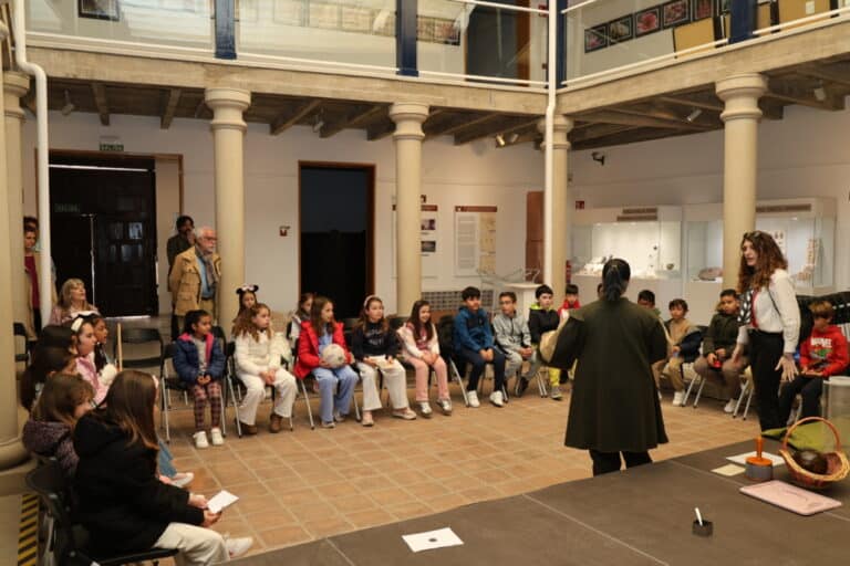 Estudiantes de 3º y 4º de Primaria de Alcázar exploran la figura de Sancho Panza en la actividad «El Quijote en la Calle»