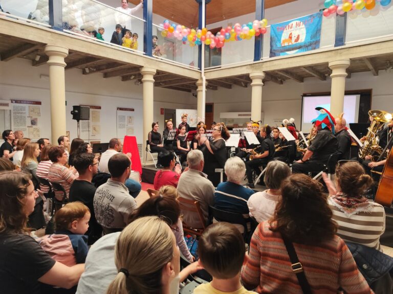 Gran Afluencia de Público en el Cuentacuentos en Inglés ‘Hakuna Matata’, Organizado por la Agrupación Musical Santa Cecilia y The Language House