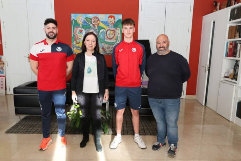 La alcaldesa de Alcázar de San Juan homenajea a Hugo Quirós, bicampeón de España en natación